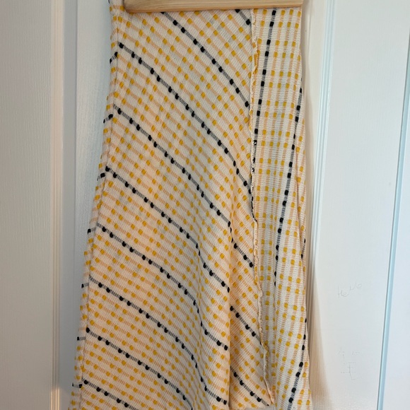 Yellow and Black Striped Knit Scarf - Picture 2 of 3